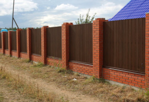 Забор из МДФ с кирпичными столбами