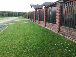 Загородный дом с ограждением из металлоштакетника