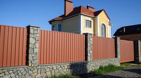 Двухметровый забор из профлиста светло-коричневый